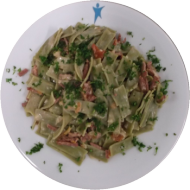 Grüne Bandnudeln mit/ohne Salami, Knoblauch, Pilzen und Creme fraiche (1,2,3,19,46,49,51,81)