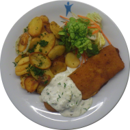 Gebackenes paniertes Seelachsfilet mit Zitronenecke (16,56,81) an Kräuterremoulade (9,15,19,62,81) mit Bratkartoffeln (62) und Salatgarnitur