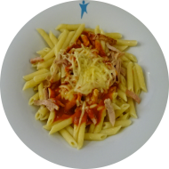 Makkaroni mit Jagdwurststreifen (1,2,3,8,21,22,46,51,81) oder vegetarisch mit Tomaten-Kräuter-Soße (81) und geriebenem Gouda (19)