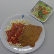 Schweineschnitzel Toscana in würziger Kräuterpanade (15,51,81) mit Tomaten-Kräuter-Soße (81) und Gabelspaghetti (81) und Salatgarnitur