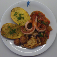 Grillplatte mit Hähnchenbrust, Grillwürstchen, Partyfrikadelle und mediterranem Gemüse (2,3,8,15,21,22,51,52,54,81) dazu eine Ofenkartoffel