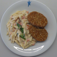 2 Grünkern-Käse-Medaillons (15,18,19,21,23,81,85) mit Rahmmakkaroni und frischen Tomaten (19,81) dazu eine Clementine