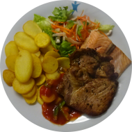 Grillabend: Mariniertes Schichtfleisch mit karamellisierten Zwiebelringen (21,51) oder gebratenes Wildlachsfilet (16,56,81) an fruchtiger und leicht scharfer Tomaten-Paprika-Salsa dazu Kartoffel-Chips und Salatgarnitur