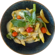 Schupfnudelpfanne mit Gartengemüse, Weißwein und Hollandaise (8,15,19,24,44,81)