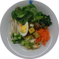 DIVERSITY-TAG: Kleine Portion: Koreanisches Bibimbab mit Tofu, Ei, Reis, Möhren, Pak Choi, Sprossen, Champignons (2,15,16,18,23,48,49,81) und Kimchi (2,18,49,81)