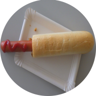 33 Jahre Stuwe auf dem Mensavorplatz: French Veggie-Dog mit Röstzwiebeln, Remoulade, Senf und Ketchup (1,2,3,9,15,21,22,81,82,83)
