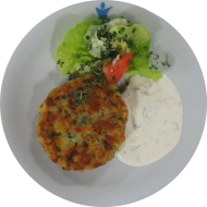 Kleine Portion: Hausgemachter 'Kaspressknödel' aus Knödelteig, Kartoffeln, Bergkäse, Zwiebeln und Schnittlauch (15,19,62,81) dazu Sauerrahm (19,62) und bunter Salatmix (62)