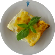 Kleine Portion: Hausgemachte Lasagne nach 'Bologneser Art' mit Zwiebeln, Knoblauch und Rotwein verfeinert (3,15,19,21,24,44,49,51,52,81)