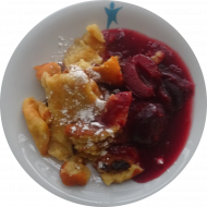 Hausgemachter Kaiserschmarrn mit Zwetschgen und Puderzucker (15,19,81) und Vanillesoße (19)