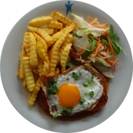 Schweineschnitzel mit Setzei (15,51,81) dazu Pommes frites und Salatgarnitur