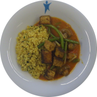 Kleine Portion: Würzige Pilz-Bohnen-Pfanne mit gebratenen Räuchertofuwürfeln, Kirschtomaten und Champignons (2,3,18,81) dazu Kräuterbulgur (81)