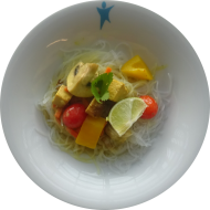 Kleine Portion: Tom Kha Tofu mit Ingwer, Champignons, Zitronengras, Kokosmilch, Koriander (2,18,81) dazu Glasnudeln (2,18,81)