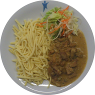 Rahmgeschnetzeltes vom Schwein mit frischen Champignons, Sahne und Weißwein (19,24,44,51,81) dazu Eierspätzle (15,81) und frisches Obst