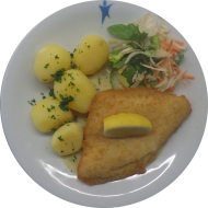 Gebackenes Schollenfilet mit Zitronenkeil (16,56,81) an Senf-Rahm-Soße (19,22,63,81) dazu Petersilienkartoffeln und Salatgarnitur