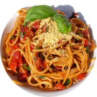 Spaghetti (81) mit Sauce All Arrabiata (3,49) und geriebenem Gouda (19) oder veganer Reiberei (1)