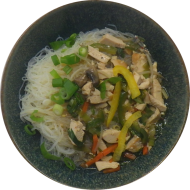 Chop Suey mit Hähnchen, Karotten, Sprossen, Lauchzwiebeln und Ingwer (2,18,49,81) dazu Glasnudeln (2,18,81)