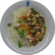 Kleine Portion: Chop Suey mit Hähnchen, Karotten, Sprossen, Lauchzwiebeln und Ingwer (2,18,49,81) dazu Glasnudeln (2,18,81)