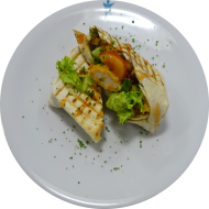 Wrap- Chicken Caesar mit Römersalat, Hartkäse, Tomaten und Dressing dazu Kartoffelchips (1,9,15,19,22,47,49,54,81)