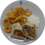 Cheeseburger Wrap mit Tomate, Gewürzgurke, Cheddar und Zwiebel (1,2,9,19,22,52,81) dazu Twister Pommes (81)