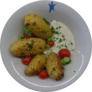 Kleine Portion: Schwenkkartoffelpfanne mit Kirschtomaten, Lauchzwiebeln und Sesam (23) dazu Limetten-Soja-Dip (3,18)