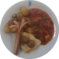 Grillplatte mit Hähnchenbrust, Grillwürstchen, Geflügelbällchen und mediterranem Gemüse (2,3,8,15,21,22,54,81) dazu Backkartoffeln