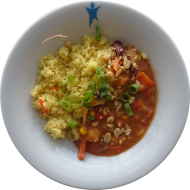 Kleine Portion: Afrikanischer Erdnusstopf mit Weißkraut, Kidneybohnen, Möhren, Tomaten und Paprika (17,22) dazu Couscous mit Gemüsestreifen (21,81))