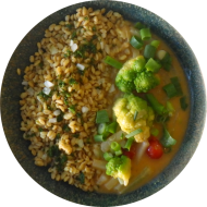 Romanesco-Kohlrabi-Ragout in Curry-Kokos-Soße mit Cashewkernen und Lauch (2,14,74) dazu gebratener Zartweizenebly mit Porree (81)