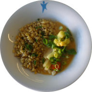 Kleine Portion: Romanesco-Kohlrabi-Ragout in Curry-Kokos-Soße mit Cashewkernen und Lauch (2,14,74) dazu gebratener Zartweizenebly mit Porree (81)