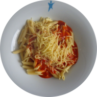 Makkaroni ohne Jagdwurststreifen (81) und Tomaten-Kräuter-Soße (81) dazu geriebener Gouda (19) und Obst 