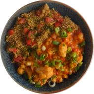 Aloo Gobi - pikante Kartoffel-Blumenkohl-Pfanne mit Sojajoghurt (3,18) dazu Quinoa mit Thymian und Lauchzwiebeln