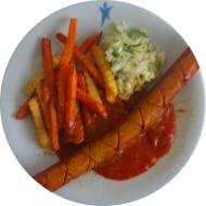 Currywurst 'Hot & Sweet' an 2erlei Saucen (2,3,9,51,52) dazu Süßkartoffel Pommes Mix und kleiner Weißkrautsalat mit Lauchröllchen