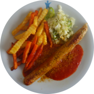 Curry-Vurst 'Hot & Sweet' an 2erlei Saucen (3,9,18,21) dazu Süßkartoffel Pommes Mix und kleiner Weißkrautsalat mit Lauchröllchen