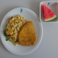 Schweineschnitzel Toscana in würziger Kräuterpanade (15,51,81) dazu Reisnudelsalat mit getrockneten Tomaten, Pinienkernen und Rucola (3,24,81) und frische Melone