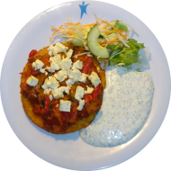 Backofenrösti mit Ratatouille und Fetakäse überbacken (19) oder veganer Reiberei (1,2) dazu Salatgarnitur und Kräuter-Quark-Dip (19) oder veganer Kräuter-Soja-Dip (3,18)