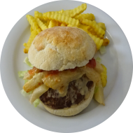 Summer-Turnipburger mit Beef, geschmorten Parmesanrüben, Eisbergsalat und Tartarenketchup (Ketchup, Senf, Gurke Meerettich) dazu Pommes frites (1,9,19,21,22,44,81)