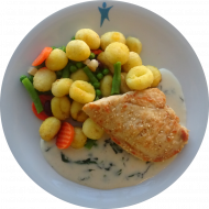 Hähnchenbrust in Sesamkruste dazu Basilikumsoße, Pfannengemüse und Gnocchi (15,19,21,23,49,54,81)