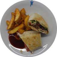 Teriyaki-Beef-Wrap mit marinierten Rindfleischstreifen, Tomate, Sesam, Gurke und Eisbergsalat (2,9,18,23,52,81) dazu Kartoffelspalten