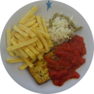 Gebratenes Räuchertofusteak (2,18,81) mit Paprika-Letscho-Soße (3,9,22,81) dazu Pommes Frites und Salatgarnitur