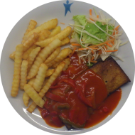 Räuchertofusteak gebraten (2,18,81) mit Paprika-Letscho-Soße (3,9,22,81) dazu Pommes frites und Salatgarnitur
