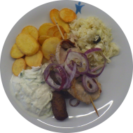 Griechischer Spezialitätenteller Samos mit Souflakispieß, Cevapcici und roten Zwiebelringen (15,22,51,52,81) an Zitronen-Pfeffer Aioli (9,15,19,49,81) dazu gebackene Knoblauchkartoffeln und griechischer Weißkrautsalat (6)