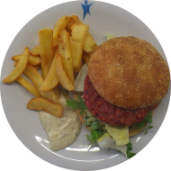 Burger 'Red Oat' mit Senf Mayo, Tomate, Gewürzgurke, Eisberg und Rauke (1,2,9,22,23,81,82,84), dazu Steakhouse Pommes