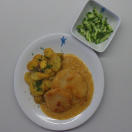 Hausgemachtes Kohlrabischnitzel in Pankopanade (3,18,81) an Zwiebel-Senf-Jus (22,63,81) dazu Bratkartoffeln und kleiner Gurkensalat mit Dill