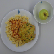 Gerstoni-Käse-Puffer mit Blattspinat und Wurzelgemüse (2,3,15,19,21,24,83) an Tomaten-Kräuter-Soße (81) dazu Siprelli (81) und frisches Obst