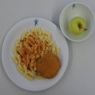 Panierte Jägerschnitte (2,3,8,15,19,22,51,81) mit Tomaten-Kräuter-Soße (81) und Spirelli (81) dazu frisches Obst