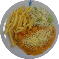 Hähnchengyros in Metaxasoße mit Zwiebel, Paprika und Knoblauch (19,44,49,54) dazu frittierte Kartoffelstäbchen und Salatgarnitur