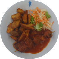 Schaschlik mit Zwiebel, Paprika und geräuchertem Speck (2,51) mit hausgemachter Currysoße (9,52,81) dazu Kartoffelspalten und Salatgarnitur