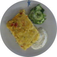 Kartoffelauflauf mit Hirtenkäse und Paprika (15,19) an Kräuter-Creme fraiche-Dip (19) dazu kleiner Gurkensalat mit Dill