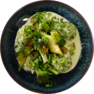 3 Spinat Knödel mit gebratenem Brokkoli (15,19,49,81) an würziger Käsesoße (1,2,19,24,44)