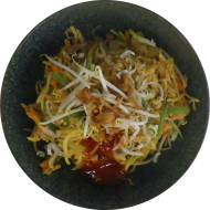 Chinesische Bratnudeln mit Hähnchenstreifen, Chinagemüse, Mungo-Sprossen und Röstzwiebeln (2,18,54,81) an Thai-Chili-Dip (9,18,81)