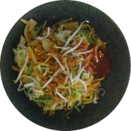 Chinesische Bratnudeln mit Chinagemüse, Mungo-Sprossen und Röstzwiebeln (2,18,81) an Thai-Chili-Dip (9,18,81)